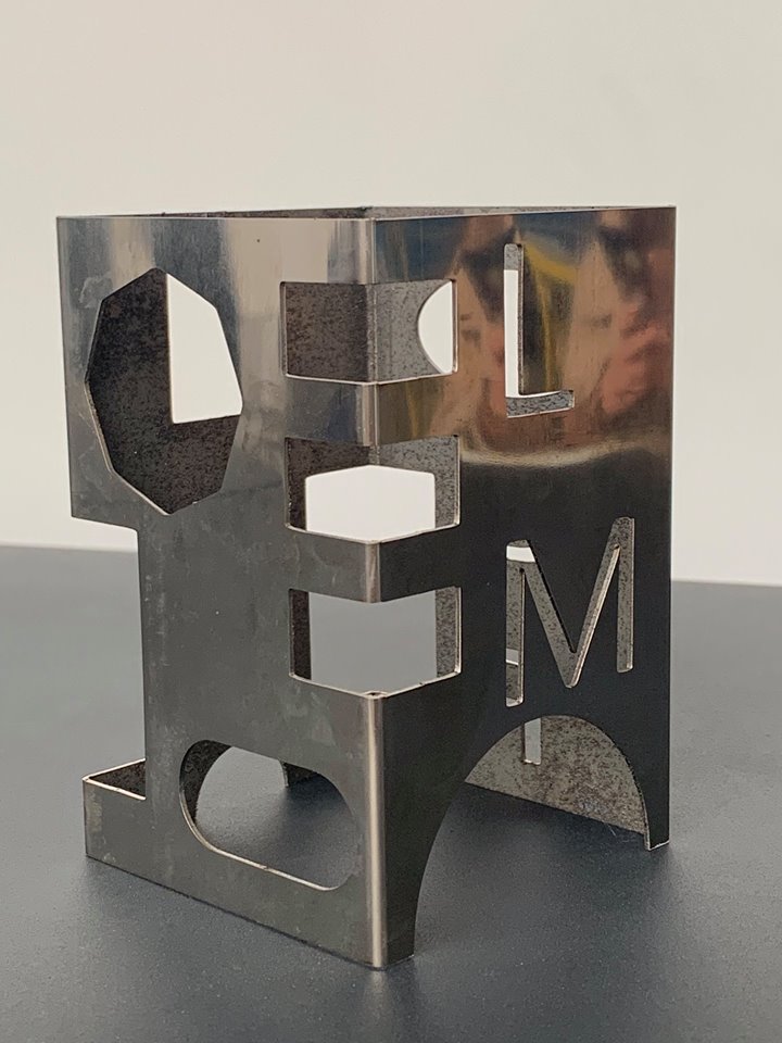 Farklı geometrilerde lazerle kesilmiş metal parça numuneleri