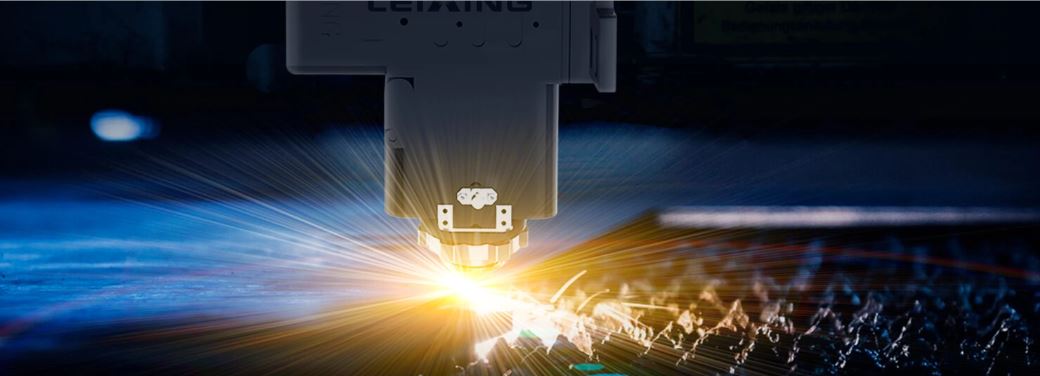 Metal yüzey üzerinde işlem yapan fiber lazer kesim kafası